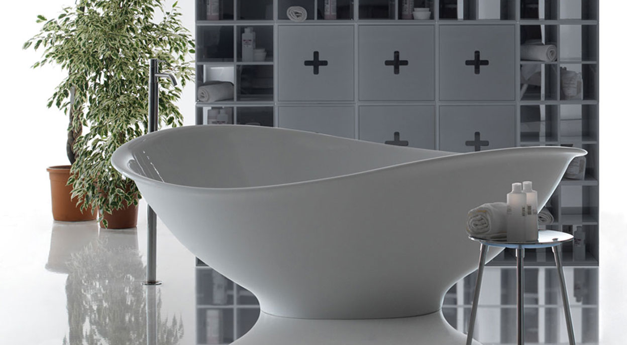 La vasca in pietraluce: un'idea originale per arredare il bagno scegliendo da una collezione di sanitari ispirata alle linee della natura.
